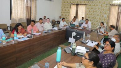 देवास कलेक्टर ऋतुराज सिंह टीएल बैठक में अधिकारियों को निर्देश देते हुए।
