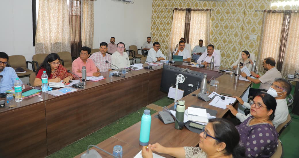 देवास कलेक्टर ऋतुराज सिंह टीएल बैठक में अधिकारियों को निर्देश देते हुए।