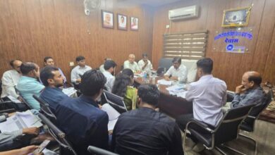 देवास में बिजली व्यवस्था को लेकर अधिकारियों की बैठक लेते एमडी अनूप कुमार सिंह