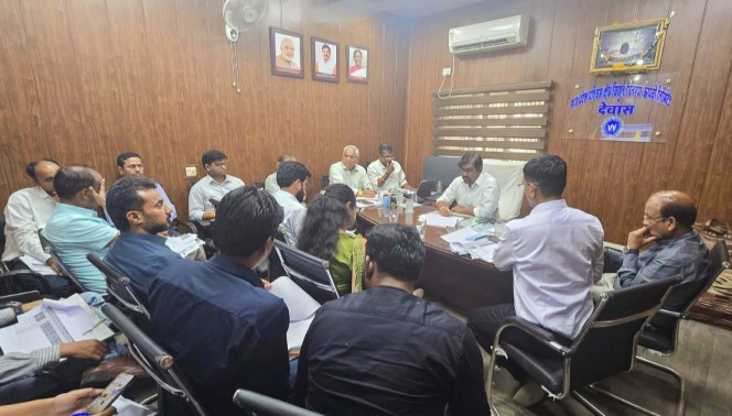 देवास में बिजली व्यवस्था को लेकर अधिकारियों की बैठक लेते एमडी अनूप कुमार सिंह