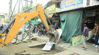 देवास बस स्टैंड मेन रोड पर जेसीबी से अतिक्रमण हटाती नगर निगम की टीम