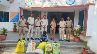 देवास में गेहूं चोरी मामले में गिरफ्तार आरोपी और बरामद गेहूं के साथ बरोठा पुलिस।