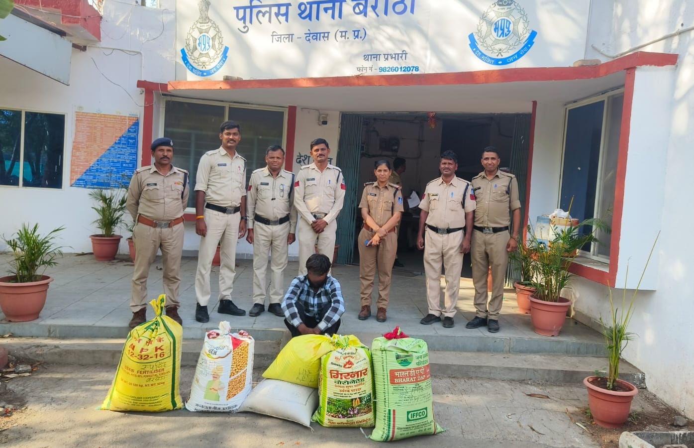 देवास में गेहूं चोरी मामले में गिरफ्तार आरोपी और बरामद गेहूं के साथ बरोठा पुलिस।