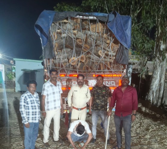 अवैध लकड़ी से भरा जब्त आयशर वाहन और वन विभाग का अमला।