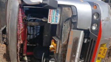 भोपाल बायपास पर पलटी जैन ट्रेवल्स की यात्री बस।