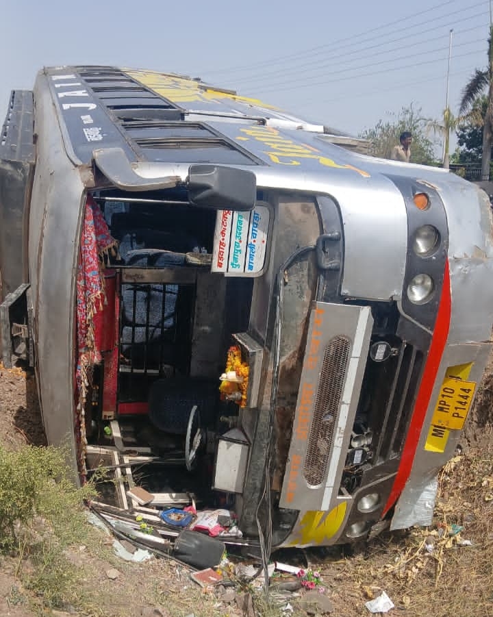 भोपाल बायपास पर पलटी जैन ट्रेवल्स की यात्री बस।