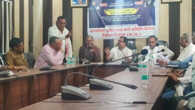 देवास कृषि मंडी के सभाकक्ष में हम्माल-तुलावटियों की दर निर्धारण बैठक।