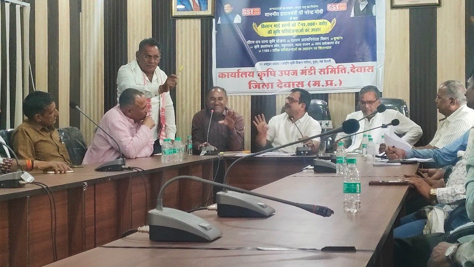 देवास कृषि मंडी के सभाकक्ष में हम्माल-तुलावटियों की दर निर्धारण बैठक।