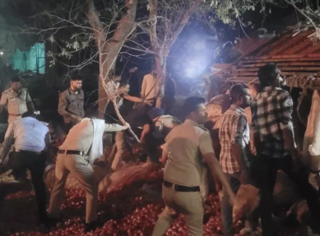 देवास में सड़क हादसे के बाद पलटा हुआ प्याज से भरा मिनी ट्रक।