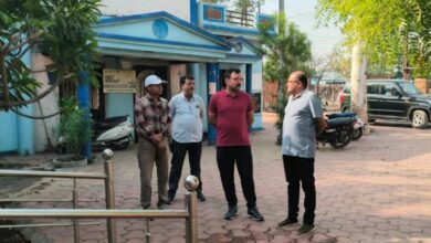 देवास में निरीक्षण करते नगर निगम आयुक्त दलीप कुमार।