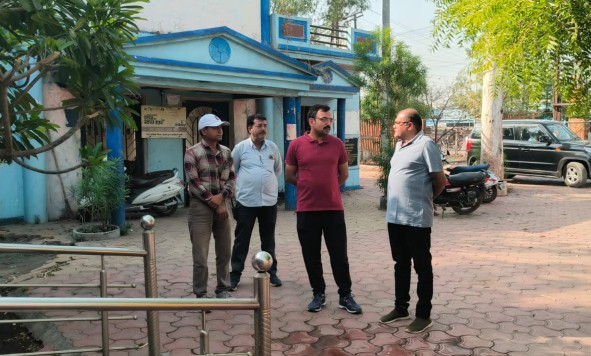 देवास में निरीक्षण करते नगर निगम आयुक्त दलीप कुमार।
