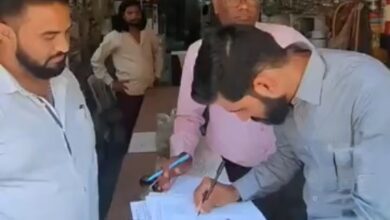 देवास में पटाखा दुकान पर दस्तावेज और सुरक्षा व्यवस्था की जांच करते अधिकारी।