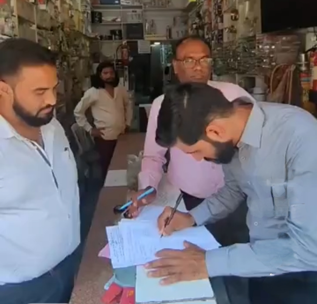 देवास में पटाखा दुकान पर दस्तावेज और सुरक्षा व्यवस्था की जांच करते अधिकारी।