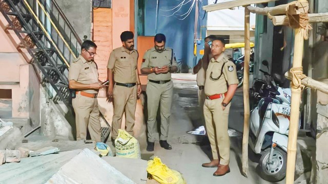 देवास में कॉम्बिंग गश्त के दौरान जांच करती पुलिस टीम।