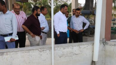 देवास में बिलावली स्थित सीवरेज ट्रीटमेंट प्लांट का निरीक्षण करते कलेक्टर ऋतुराज सिंह और निगम कमिश्नर