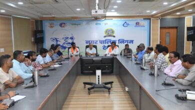 देवास नगर निगम की स्वच्छता समिति बैठक में संबोधित करते हुए दुर्गेश अग्रवाल।