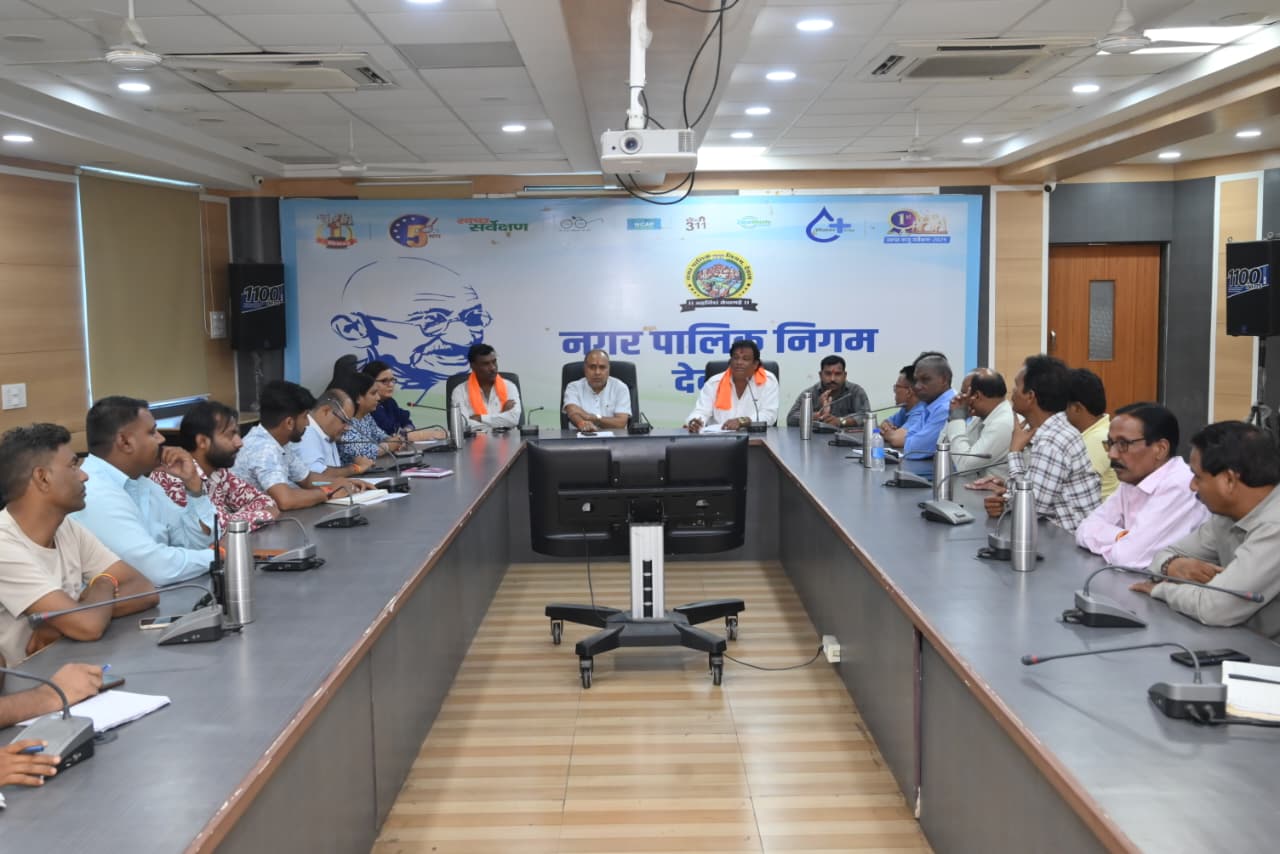 देवास नगर निगम की स्वच्छता समिति बैठक में संबोधित करते हुए दुर्गेश अग्रवाल।