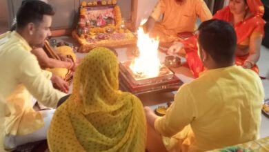 देवास में गृह गृह गायत्री महायज्ञ करते श्रद्धालु