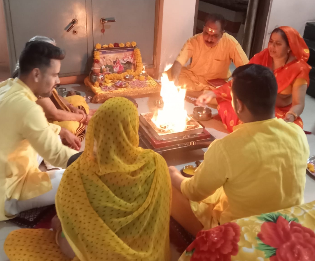 देवास में गृह गृह गायत्री महायज्ञ करते श्रद्धालु