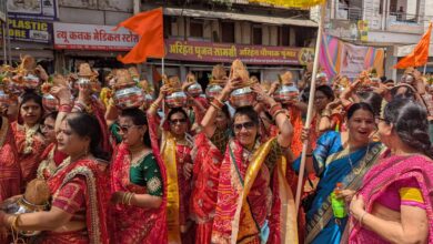 देवास में आयोजित श्रीमद्भागवत महापुराण महोत्सव की कलश यात्रा में शामिल महिलाएं।