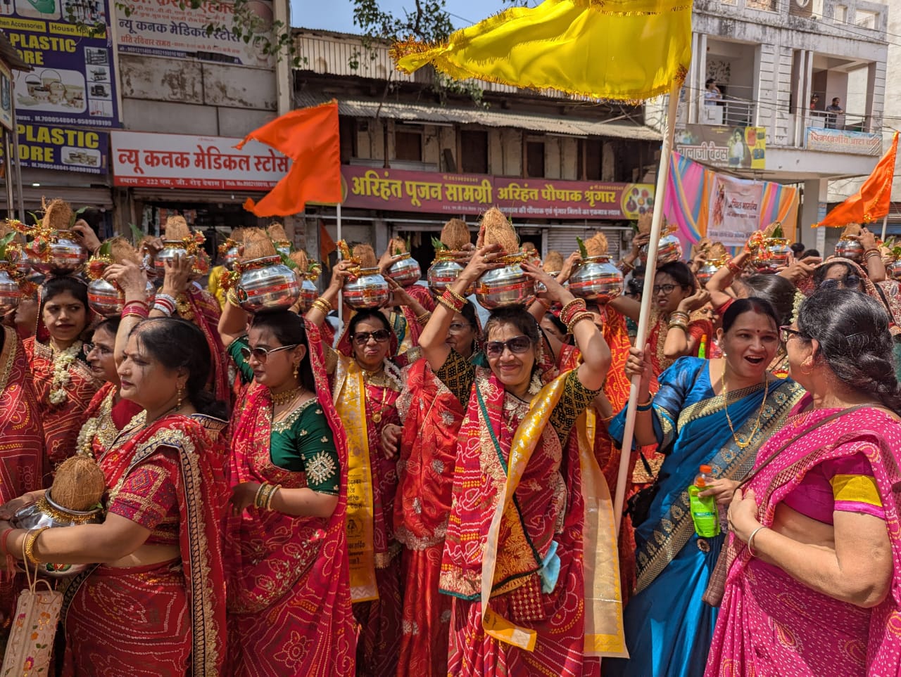 देवास में आयोजित श्रीमद्भागवत महापुराण महोत्सव की कलश यात्रा में शामिल महिलाएं।