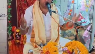 बाल हनुमान मंदिर में कथा वाचन करते आचार्य कमलनयन शास्त्री।