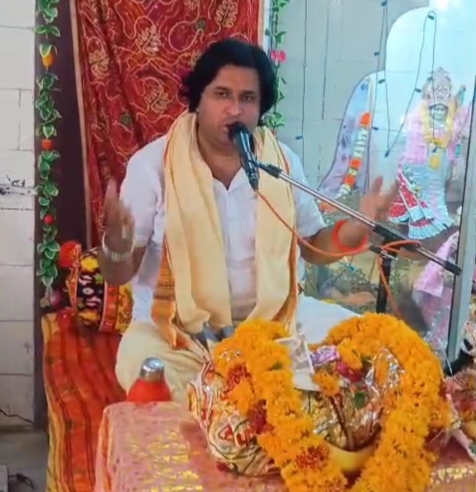 बाल हनुमान मंदिर में कथा वाचन करते आचार्य कमलनयन शास्त्री।
