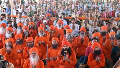 आनंद मार्ग धर्म महासम्मेलन में उपस्थित साधक एवं संत।