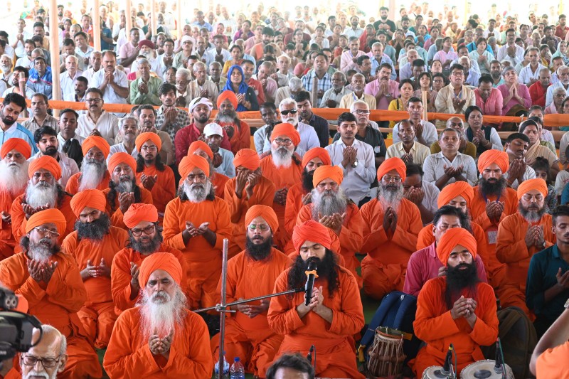 आनंद मार्ग धर्म महासम्मेलन में उपस्थित साधक एवं संत।