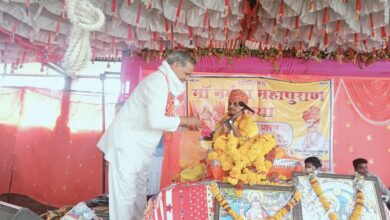 ग्राम सुल्पाखेड़ा में आयोजित मां नर्मदापुराण कथा में पं. राहुल दुबे से आशीर्वाद लेते श्रद्धालु।