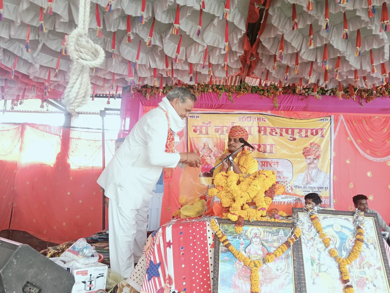 ग्राम सुल्पाखेड़ा में आयोजित मां नर्मदापुराण कथा में पं. राहुल दुबे से आशीर्वाद लेते श्रद्धालु।