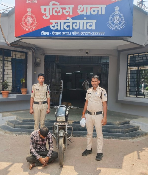 खातेगांव पुलिस द्वारा गिरफ्तार किया गया बाइक चोरी का आरोपी।