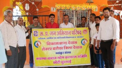 कृषि चौपाल में किसानों को संबोधित करते धर्मेंद्रसिंह राजपूत।