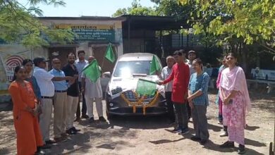 देवास में कृषि रथ को हरी झंडी दिखाते अतिथि और कृषि अधिकारी।