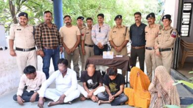 देवास पुलिस द्वारा गिरफ्तार किए गए लुटेरी दुल्हन गैंग के आरोपी।