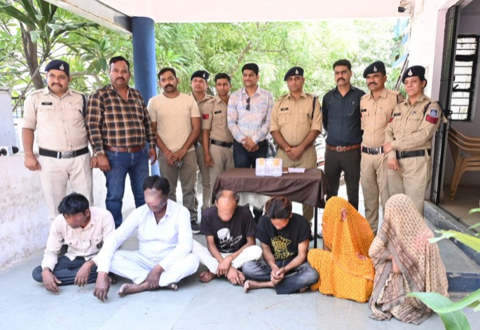देवास पुलिस द्वारा गिरफ्तार किए गए लुटेरी दुल्हन गैंग के आरोपी।