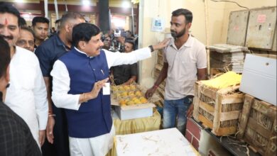 इंदौर की मैंगो जत्रा में किसानों से चर्चा करते मुख्यमंत्री डॉ. मोहन यादव