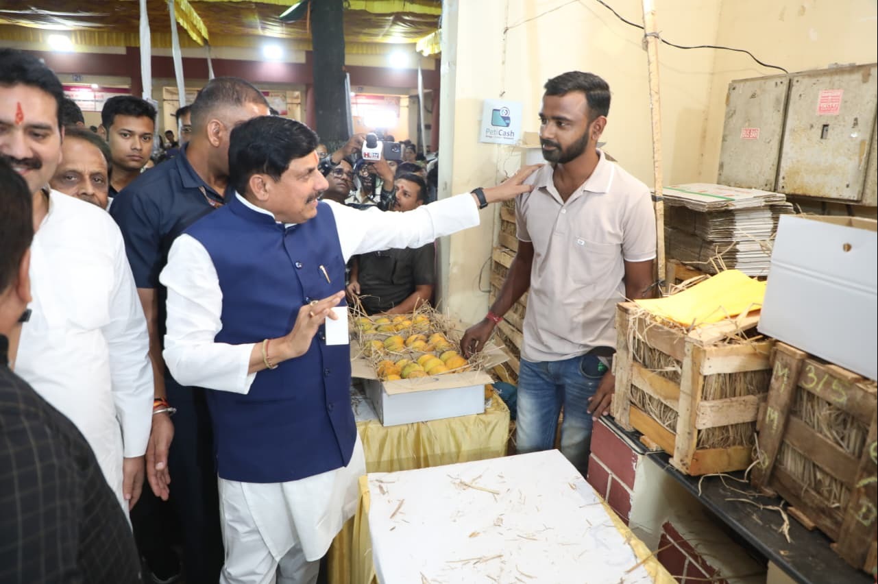 इंदौर की मैंगो जत्रा में किसानों से चर्चा करते मुख्यमंत्री डॉ. मोहन यादव