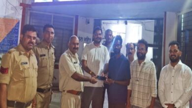 एक लाख का मोबाइल लौटाने वाले युवक मनीष परिहार।