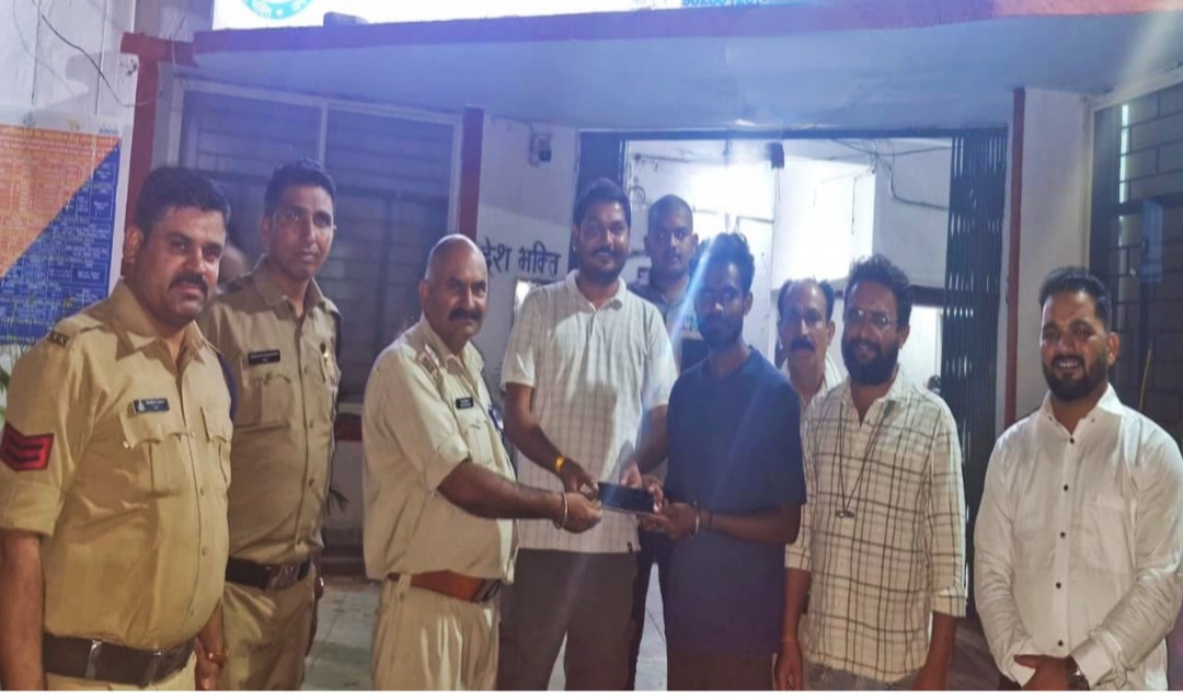 एक लाख का मोबाइल लौटाने वाले युवक मनीष परिहार।