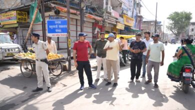 देवास के एमजी रोड पर विकास कार्यों का निरीक्षण करते निगम आयुक्त दलीप कुमार।