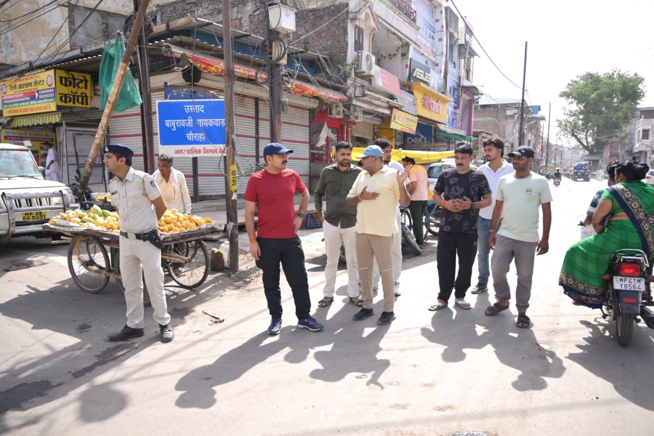 देवास के एमजी रोड पर विकास कार्यों का निरीक्षण करते निगम आयुक्त दलीप कुमार।