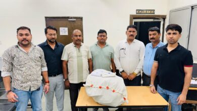 मध्यप्रदेश पुलिस द्वारा जब्त किए गए गांजा, अफीम और डोडाचूरा के साथ पुलिस टीम।