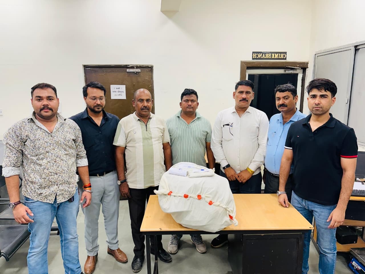 मध्यप्रदेश पुलिस द्वारा जब्त किए गए गांजा, अफीम और डोडाचूरा के साथ पुलिस टीम।