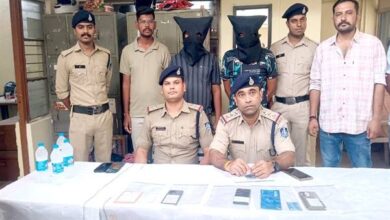 नर्मदापुरम पुलिस APK फाइल और eSIM के जरिए साइबर ठगी करने वाले आरोपियों की जानकारी देती हुई