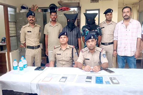 नर्मदापुरम पुलिस APK फाइल और eSIM के जरिए साइबर ठगी करने वाले आरोपियों की जानकारी देती हुई