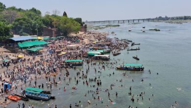 नेमावर के नर्मदा घाट पर अमावस्या के अवसर पर स्नान करते श्रद्धालु