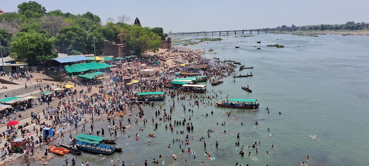 नेमावर के नर्मदा घाट पर अमावस्या के अवसर पर स्नान करते श्रद्धालु