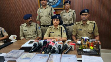 पुलिस द्वारा जेवर चोरी मामले में महिला आरोपी की गिरफ्तारी की जानकारी देते अधिकारी।