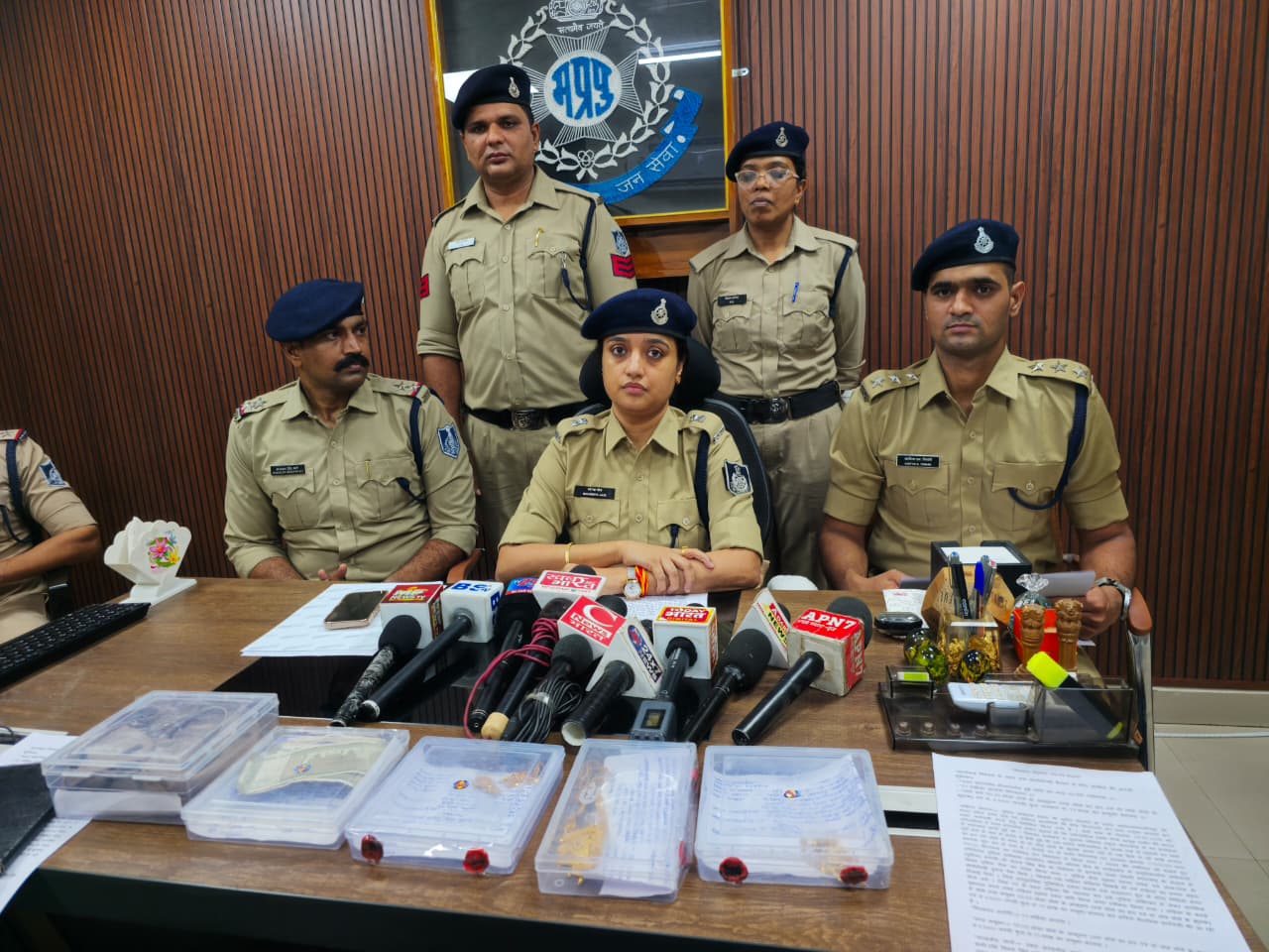 पुलिस द्वारा जेवर चोरी मामले में महिला आरोपी की गिरफ्तारी की जानकारी देते अधिकारी।